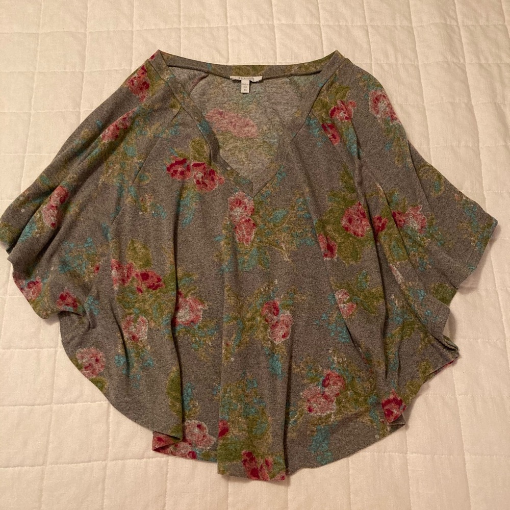 Delia XL Grey Butterfly Sleeve Top